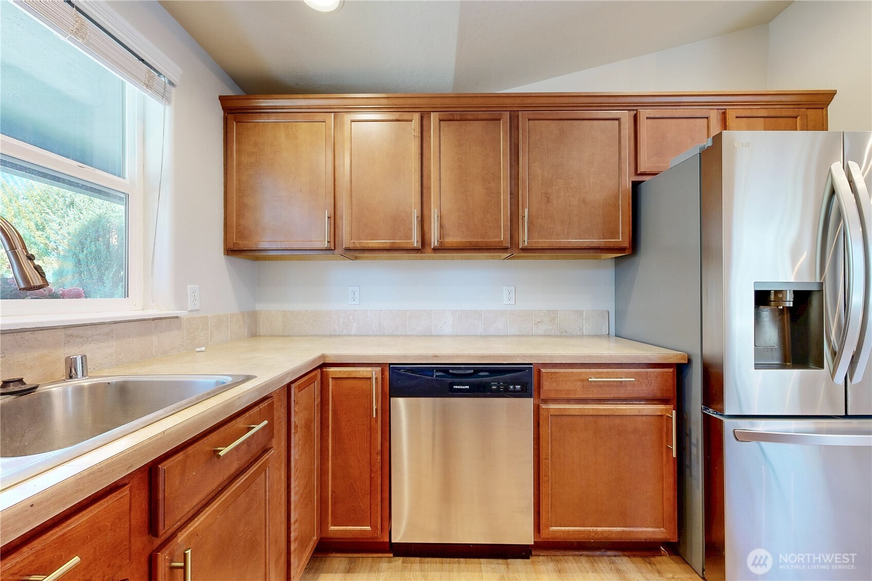 965 Hedine Road Property Photo 12
