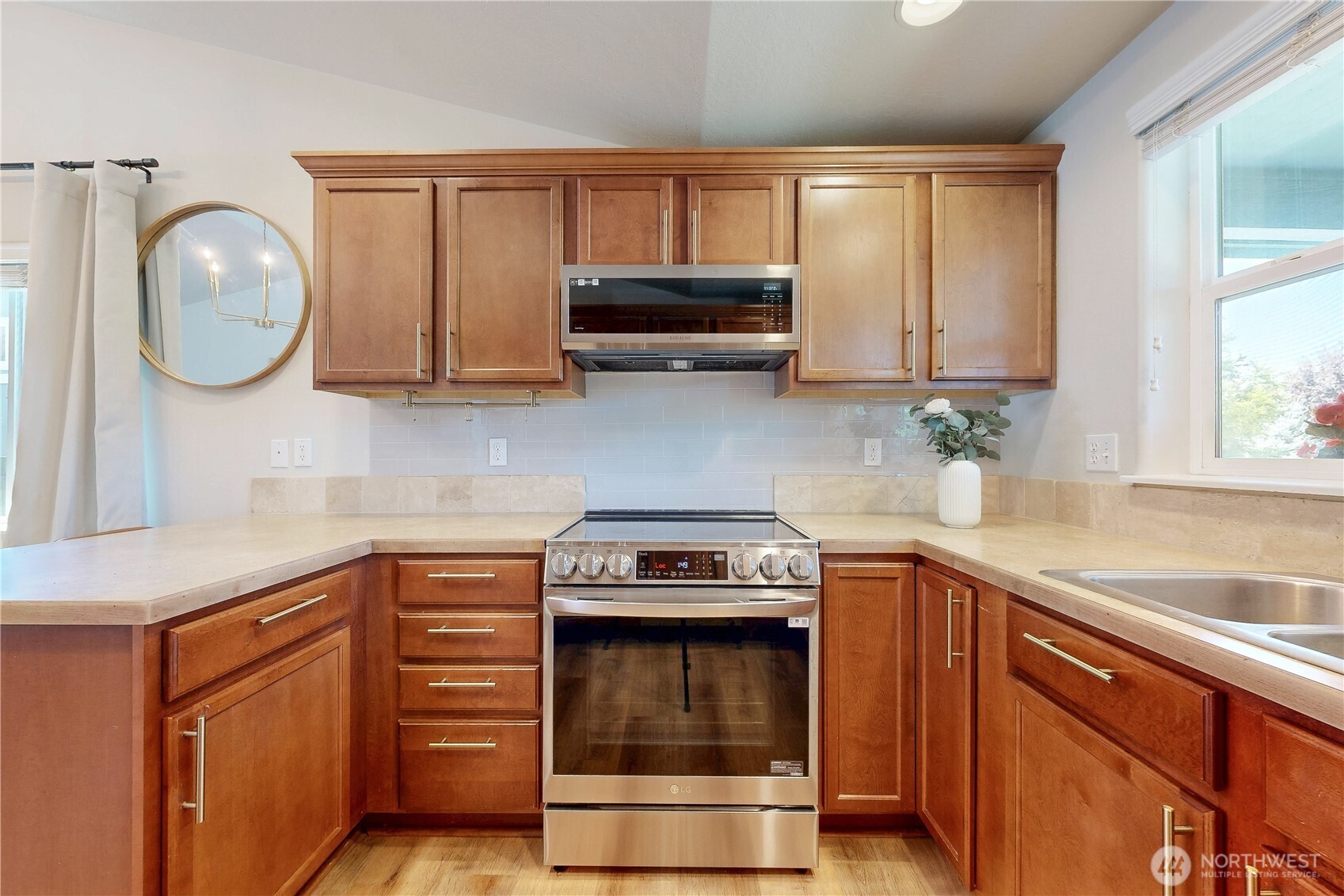 965 Hedine Road Property Photo 13