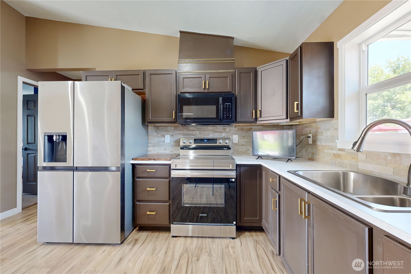 905 Cowl Street Property Photo 25