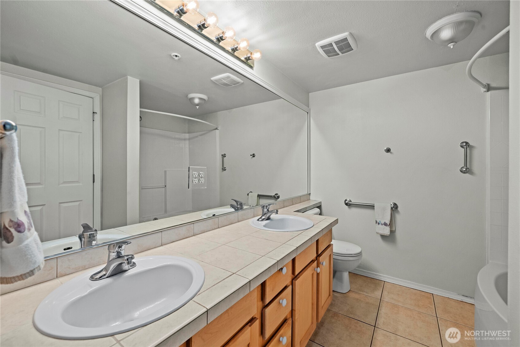 6445 James Avenue B Property Photo 7