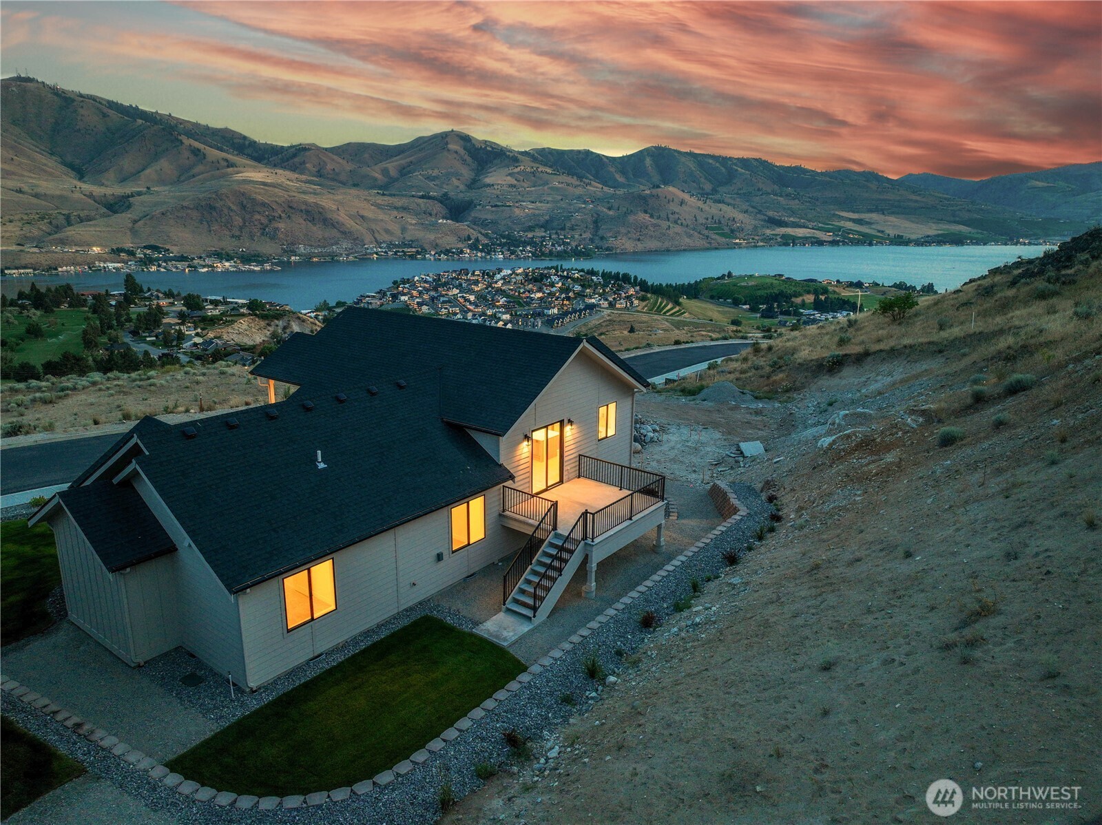 926 Long Drive Property Photo 2