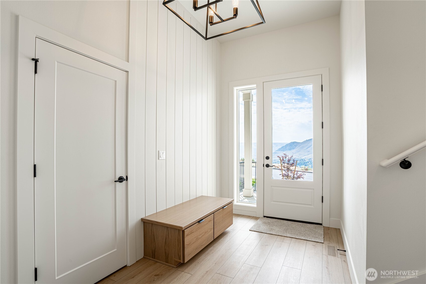 926 Long Drive Property Photo 4