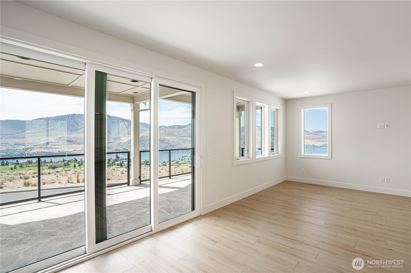 926 Long Drive Property Photo 10