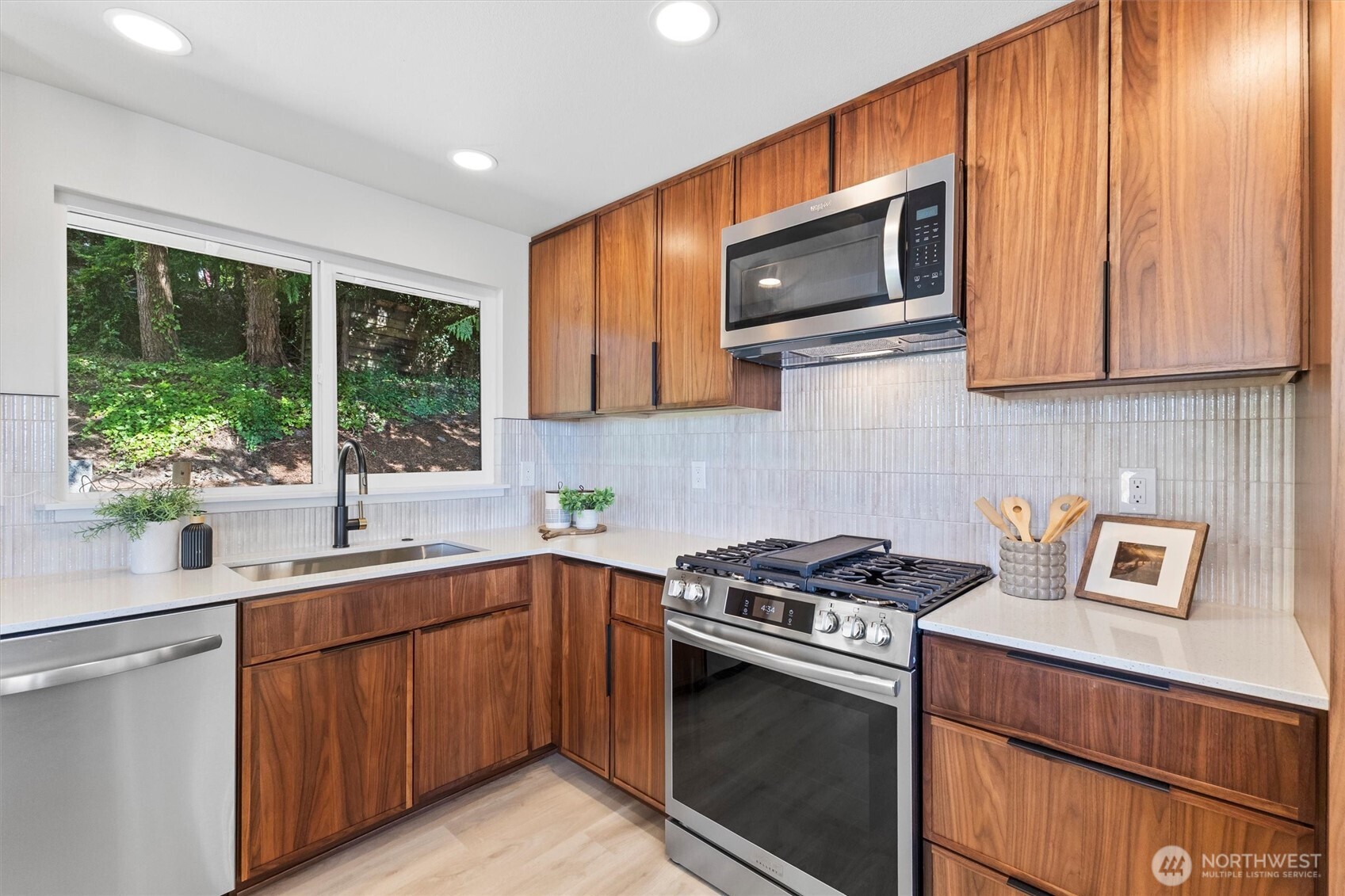 904 Puget Street Property Photo 12