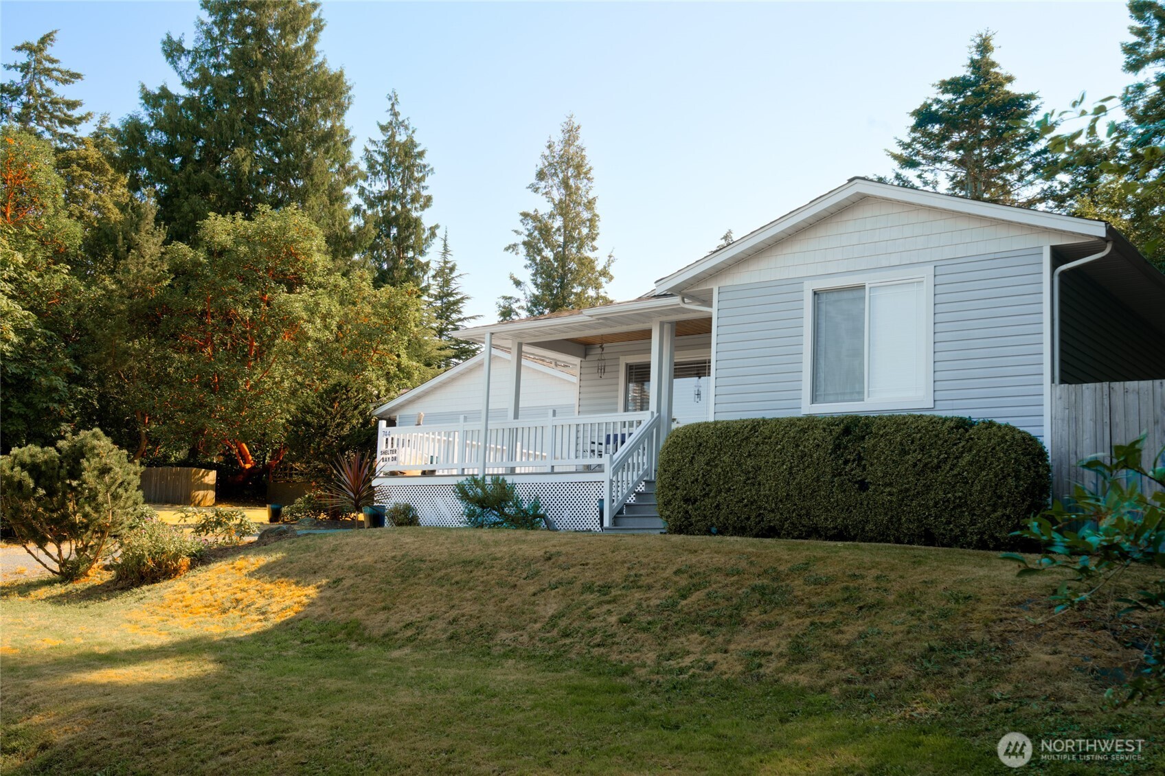 744 Shelter Bay Dr Property Photo 2