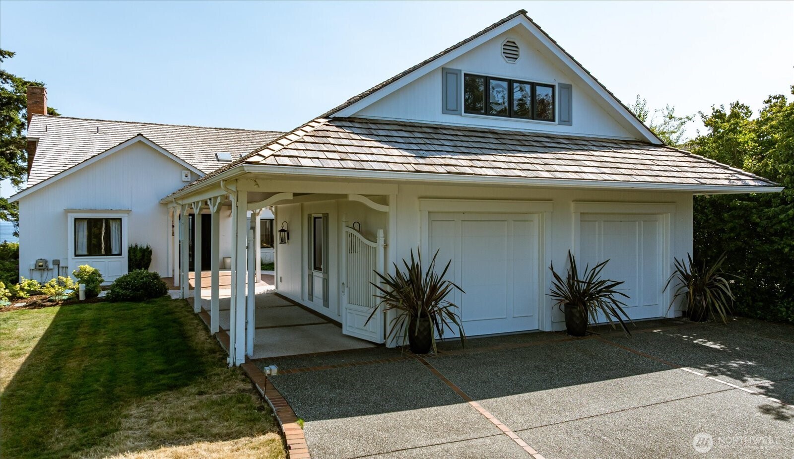 2374 Soundview Drive Property Photo 3
