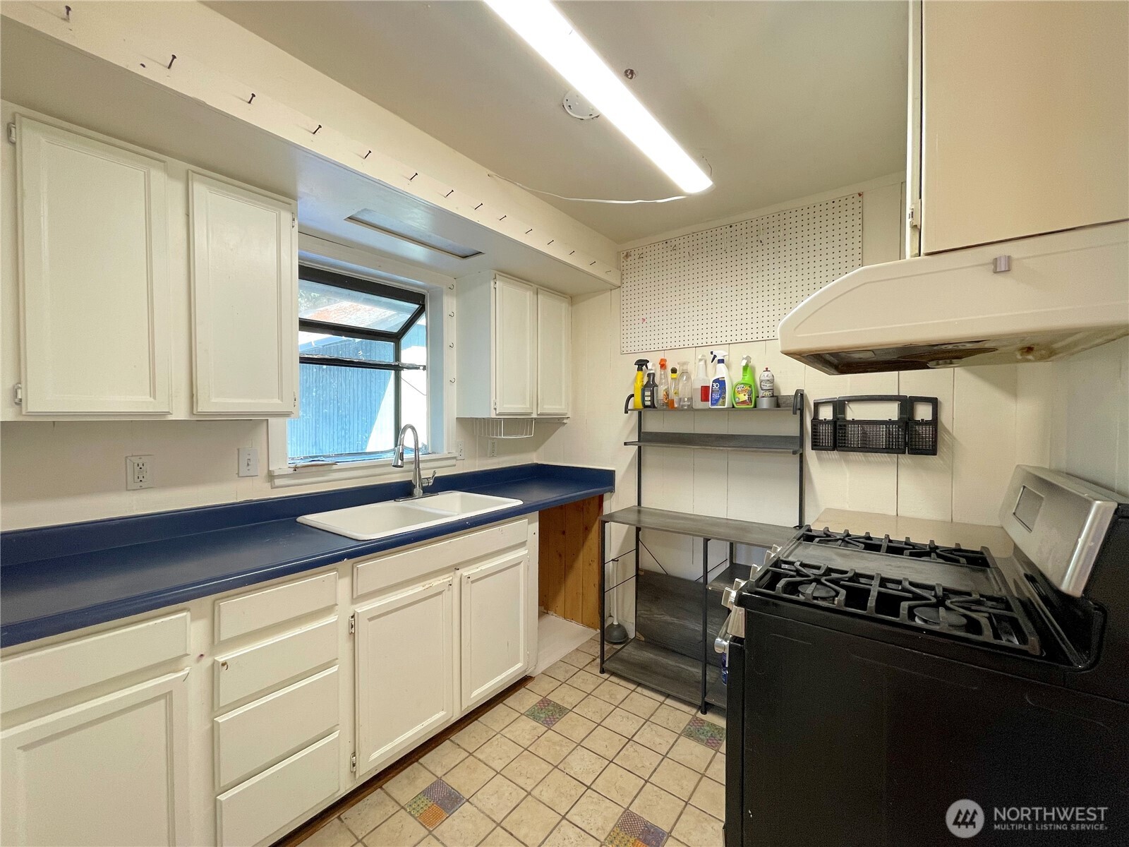 13729 Stone Avenue Property Photo 5