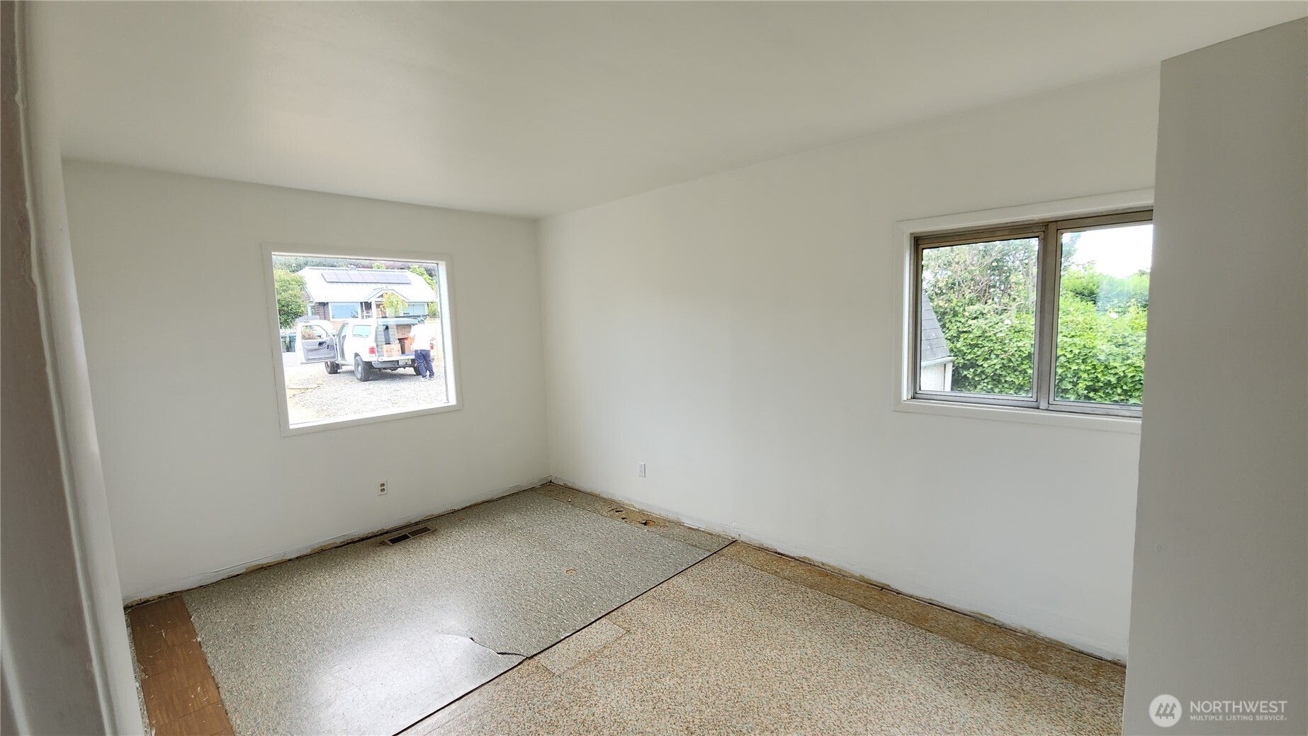 301 W 3rd St Property Photo 5