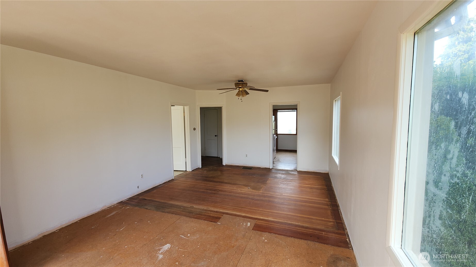 301 W 3rd St Property Photo 6