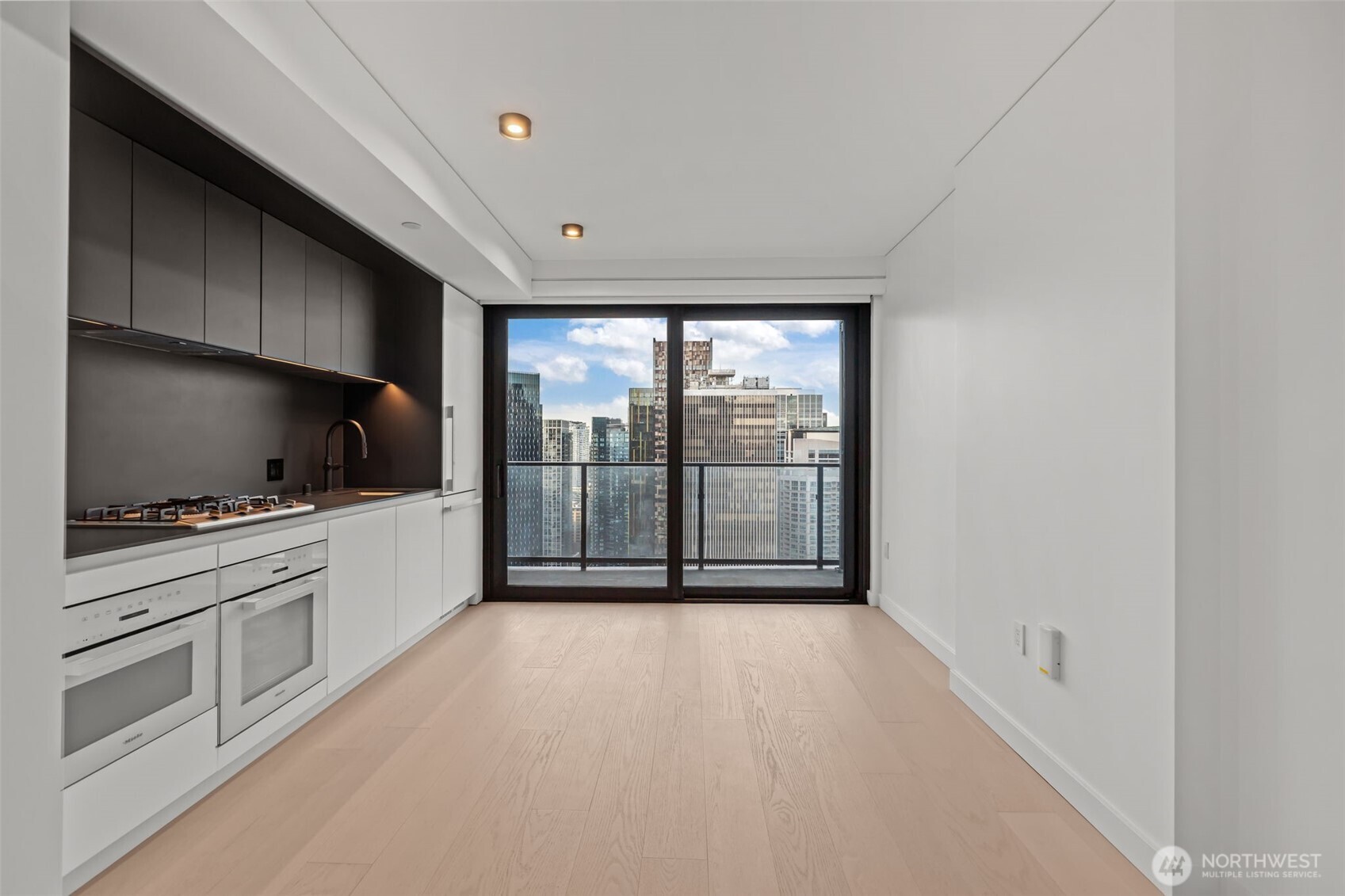300 Virginia Street 3103 Property Photo 3