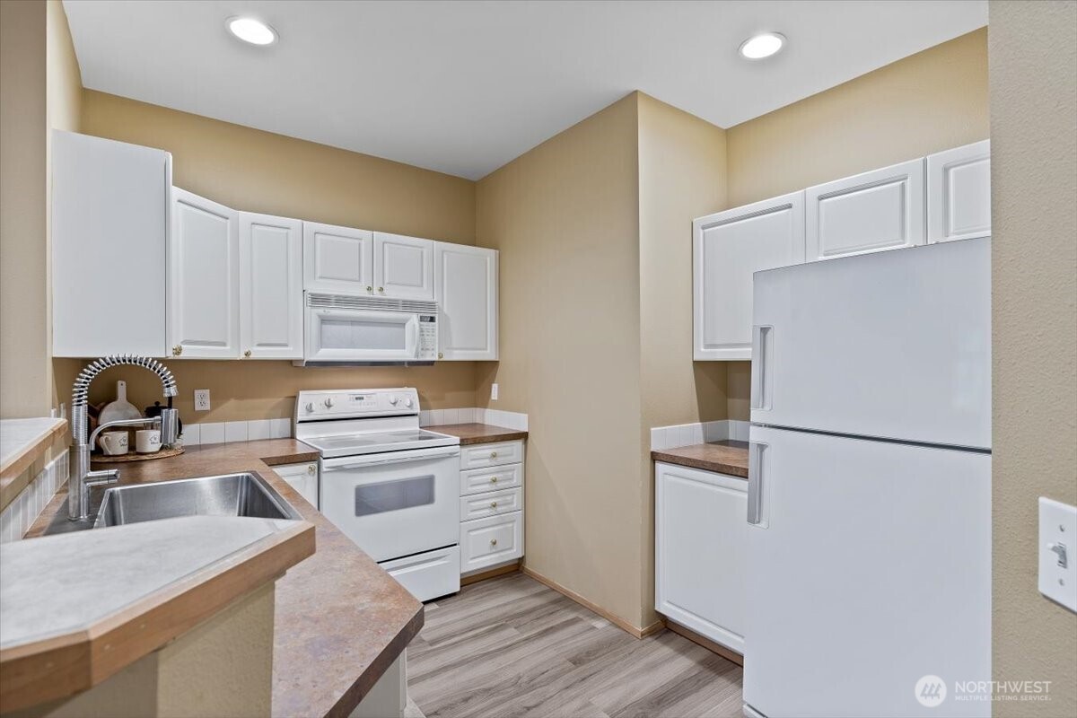 12712 Admiralty Way B204 Property Photo 10