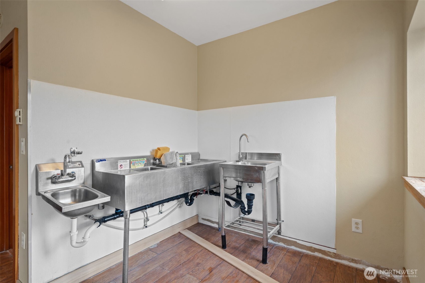 261043 Highway 101 C Property Photo 5