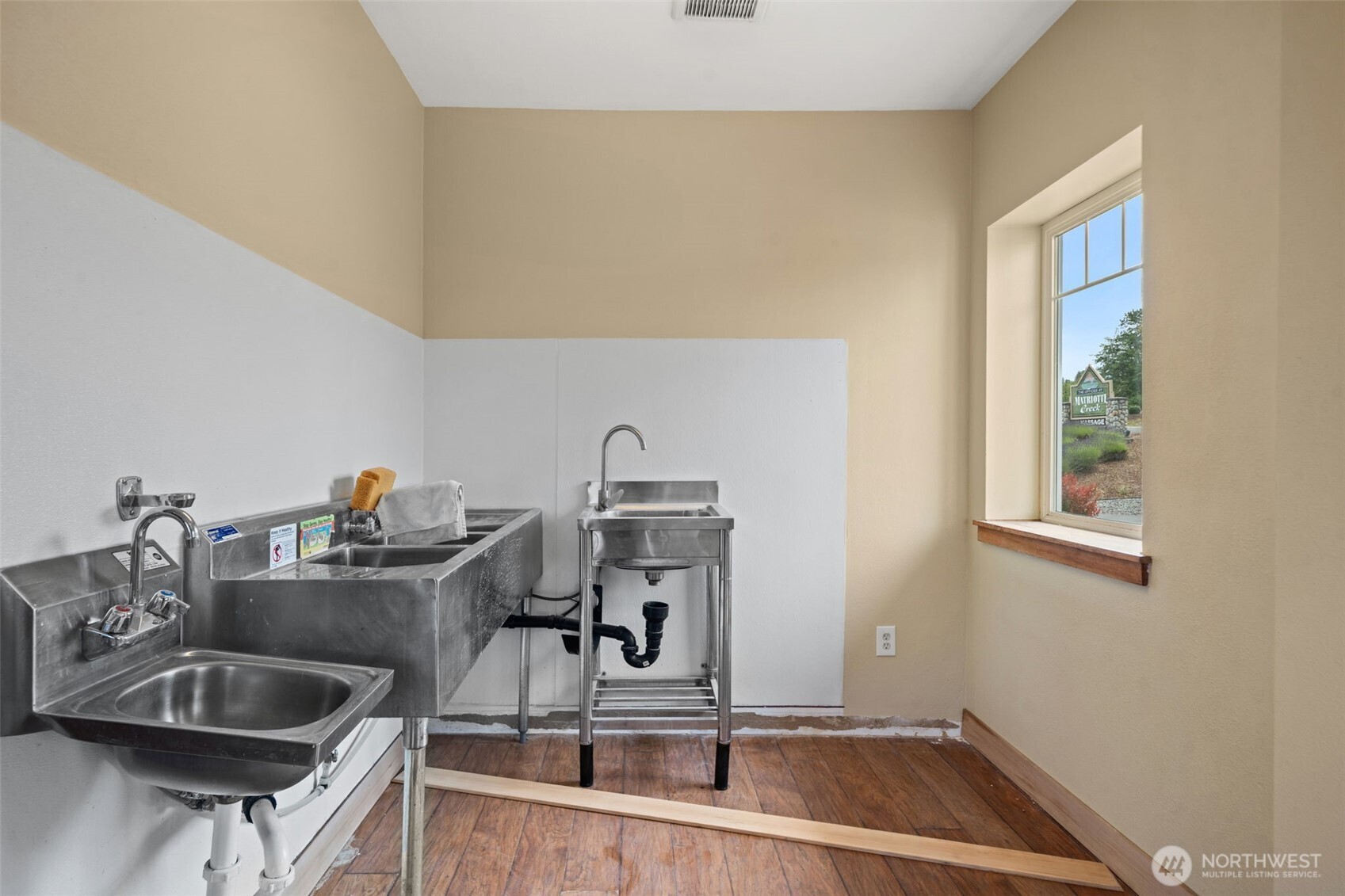 261043 Highway 101 C Property Photo 6