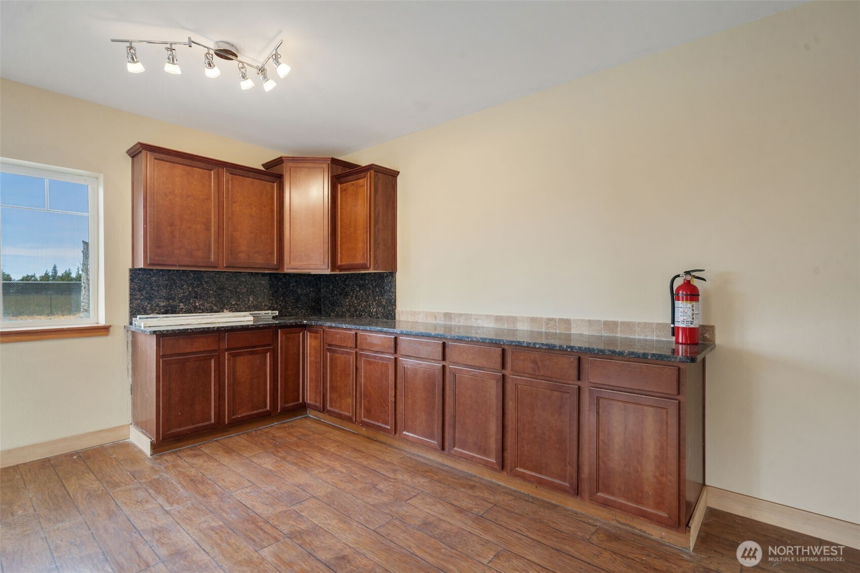 261043 Highway 101 C Property Photo 8