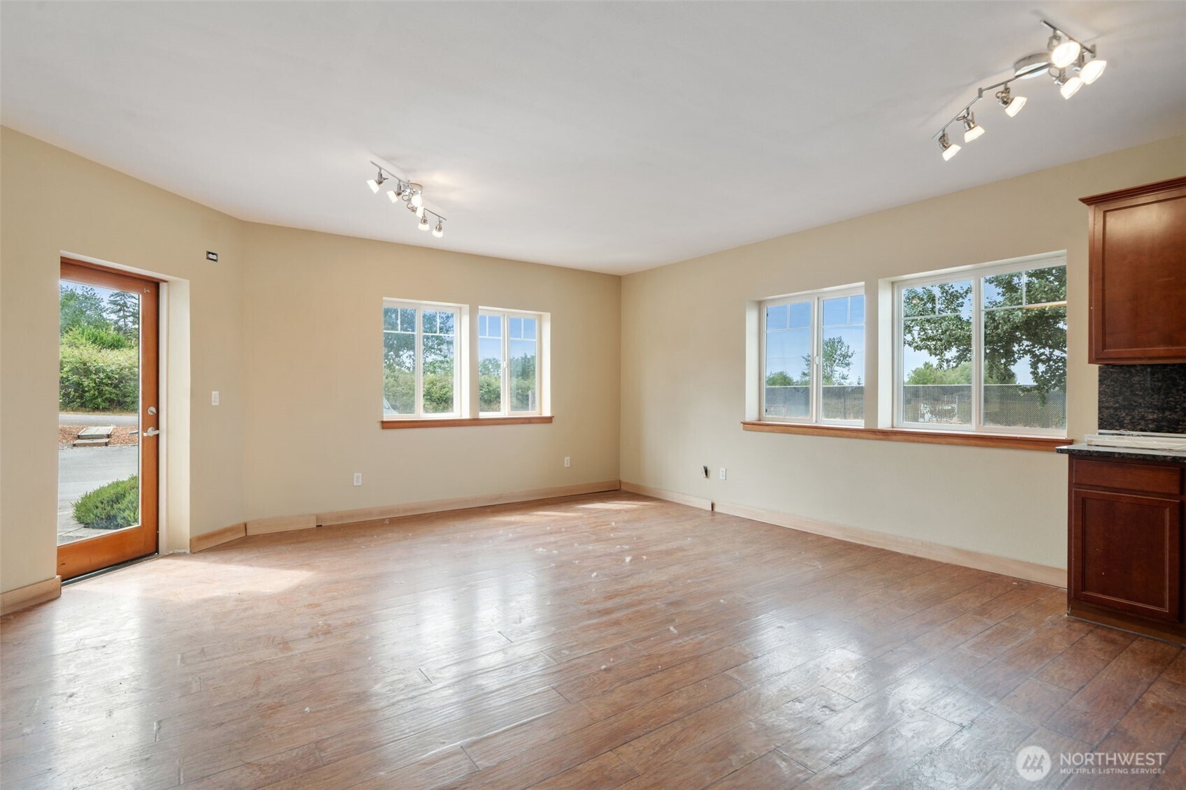261043 Highway 101 C Property Photo 9