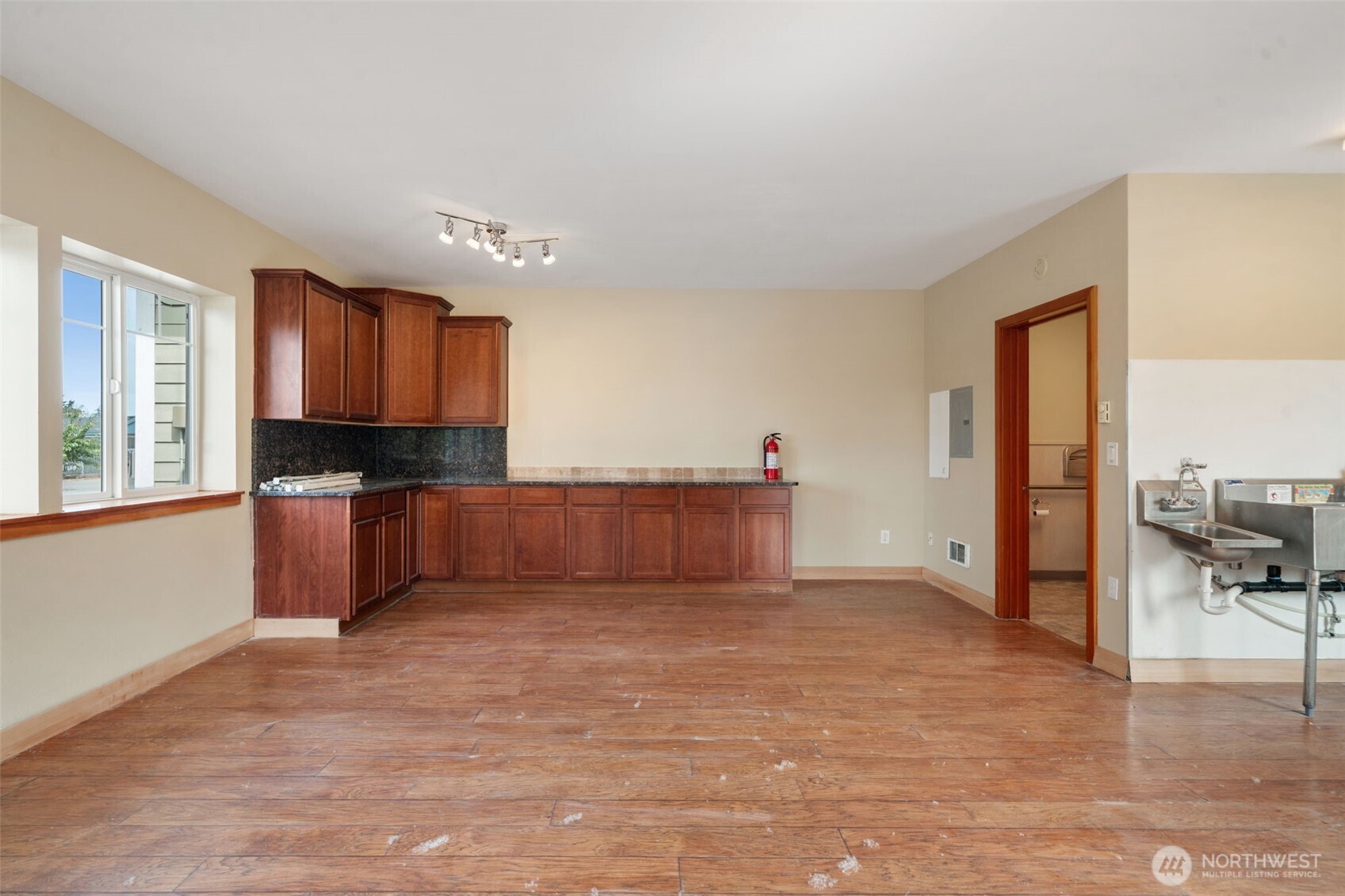 261043 Highway 101 C Property Photo 11