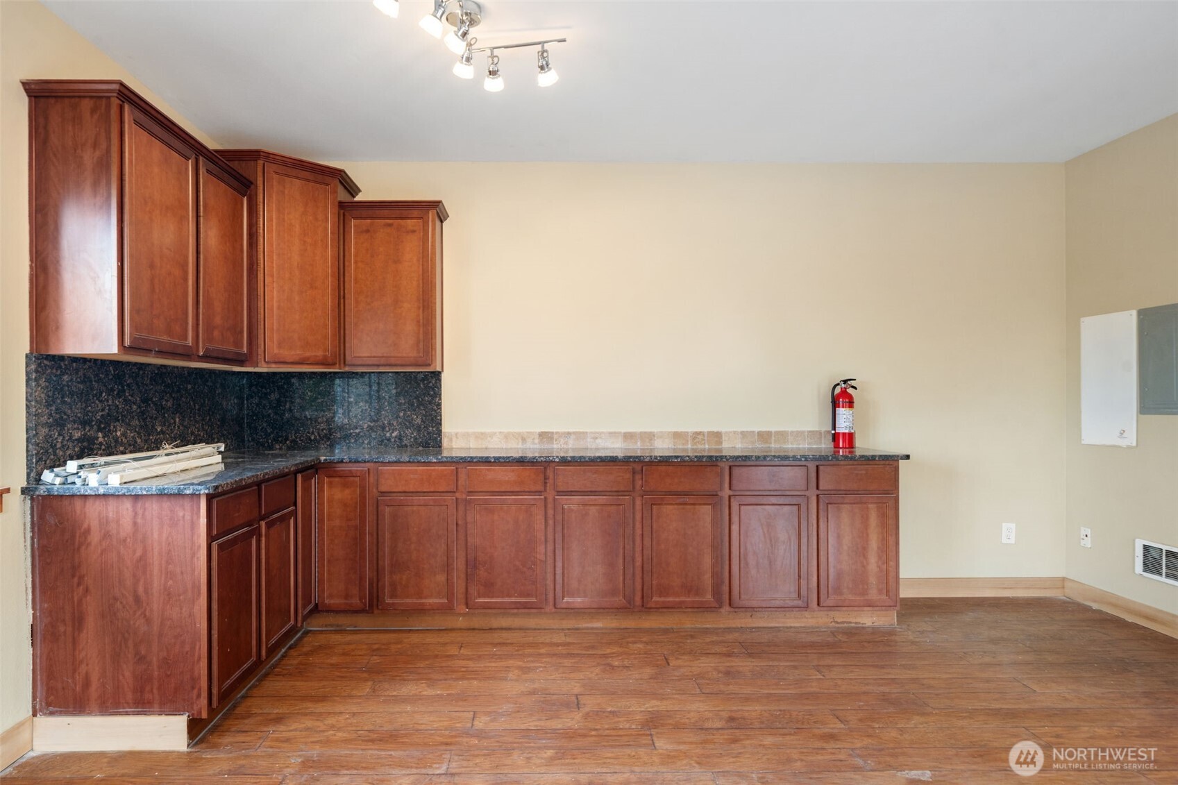 261043 Highway 101 C Property Photo 14