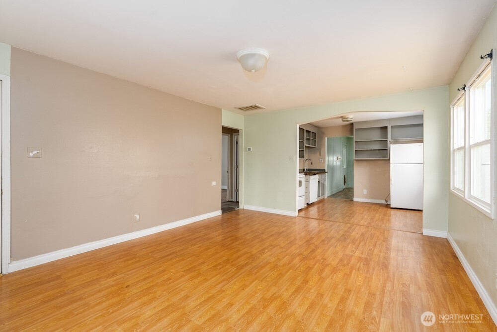 307 Cypress Property Photo 4