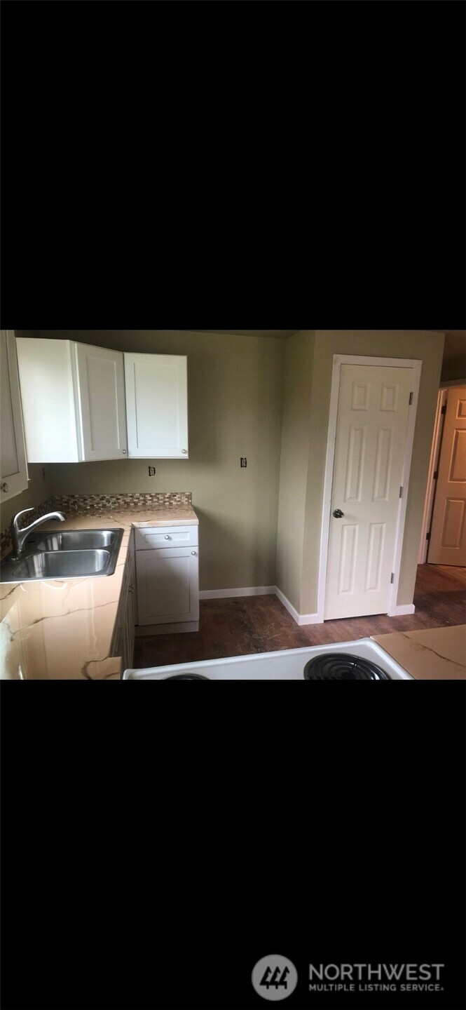309 E 2nd Property Photo 4