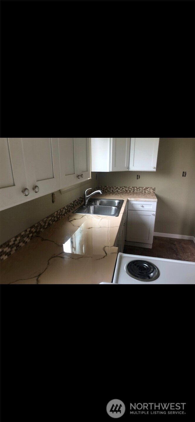 309 E 2nd Property Photo 6
