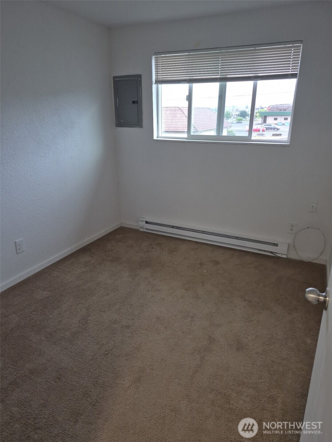 309 E 2nd Property Photo 15