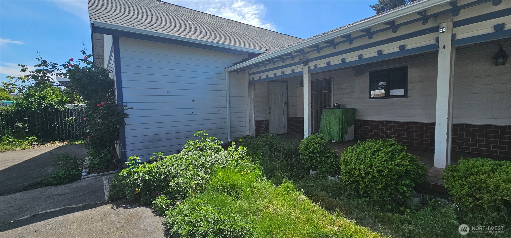 9722 South Tacoma Way Property Photo 2