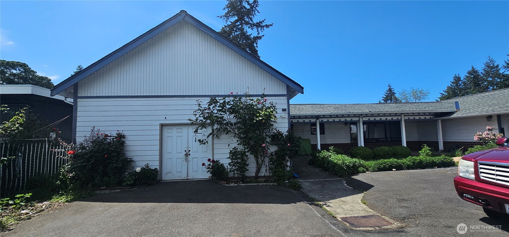 9722 South Tacoma Way Property Photo 4