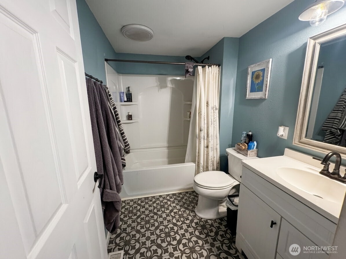 991 E North Bay Road Property Photo 8