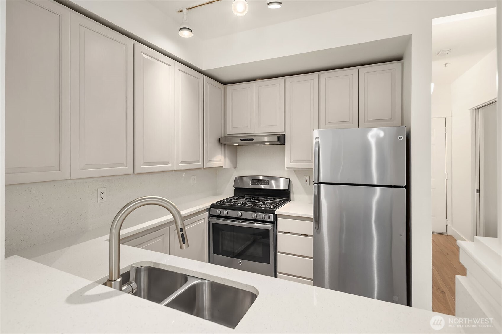 10042 Main Street 206 Property Photo 8
