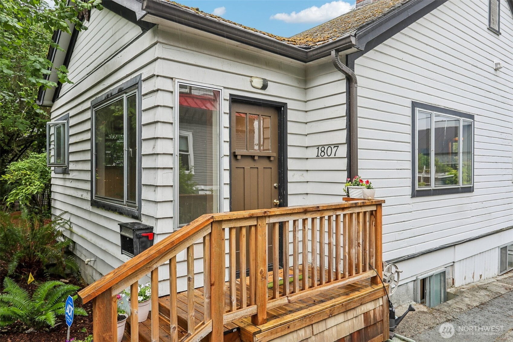 1807 30th Avenue Property Photo 4