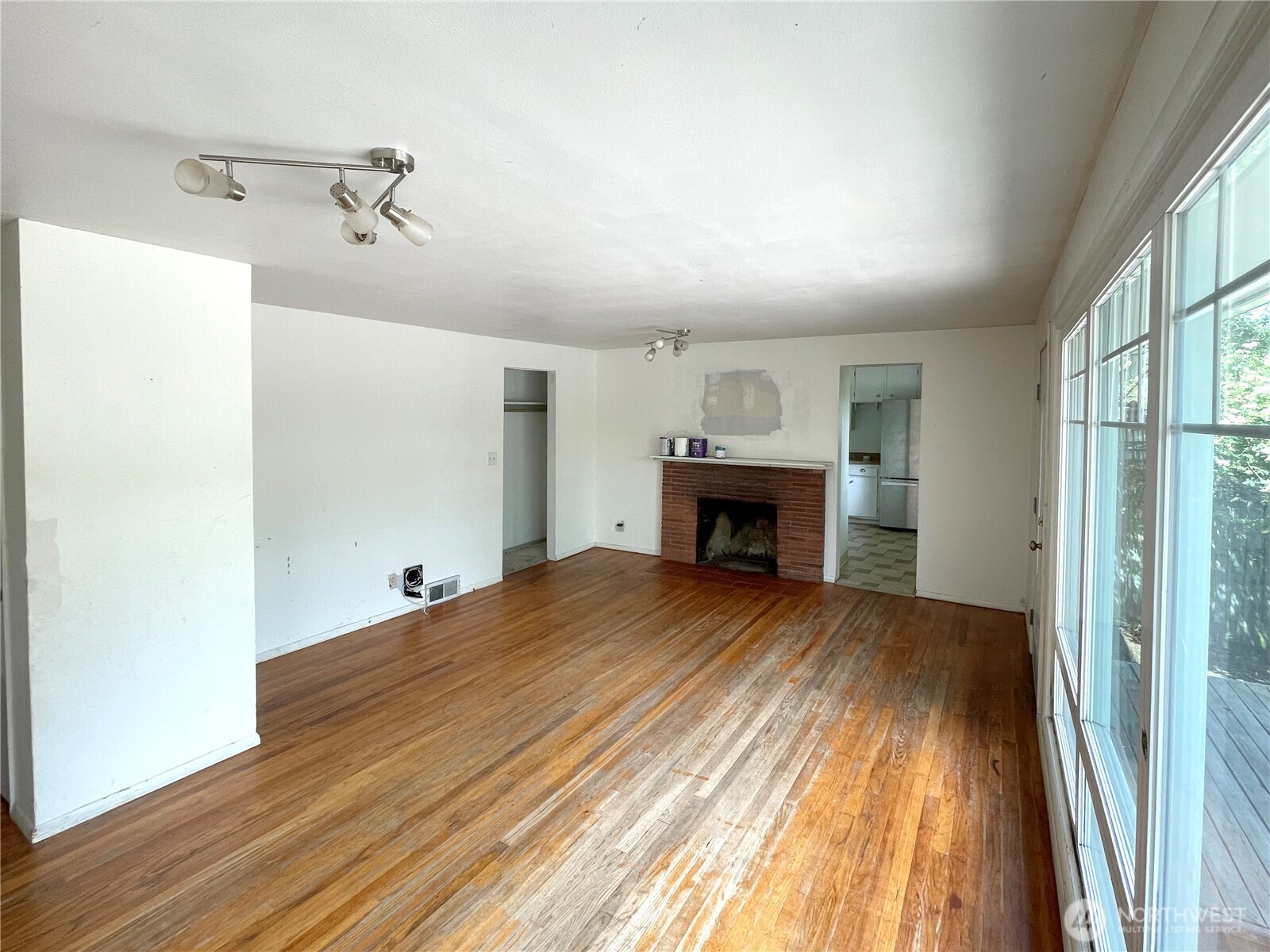 14301 Meridian Avenue Property Photo 3