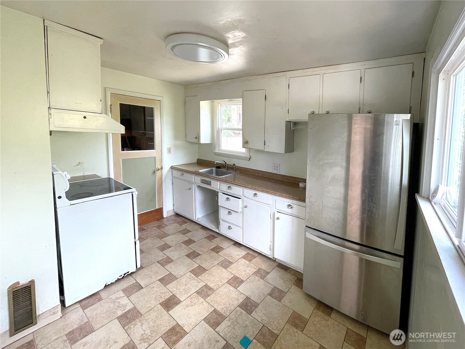 14301 Meridian Avenue Property Photo 5