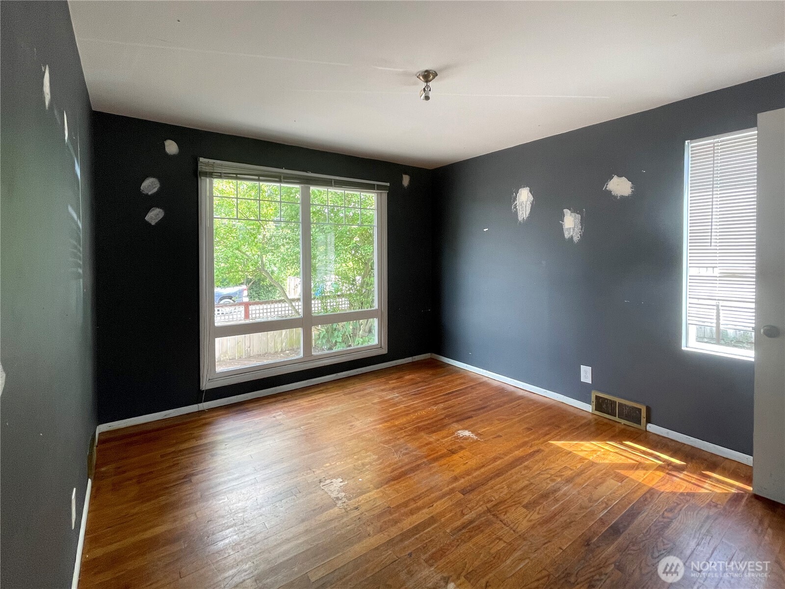 14301 Meridian Avenue Property Photo 7