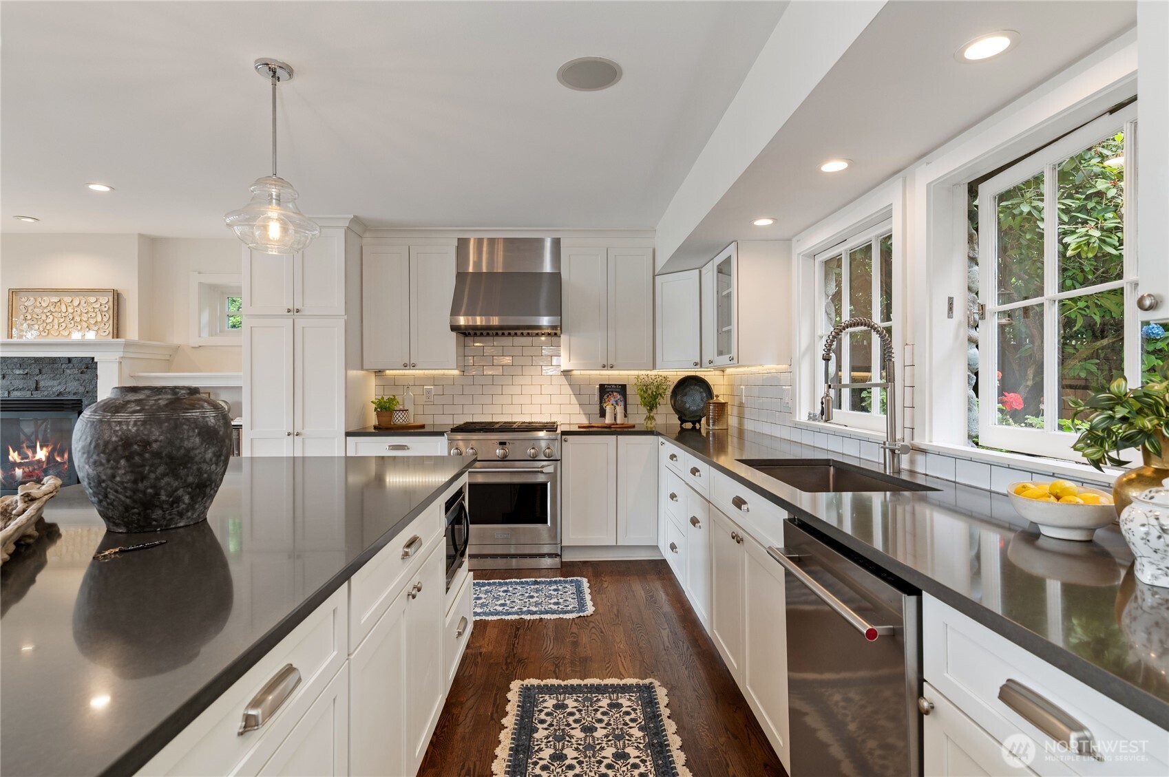 2425 Marine Drive Property Photo 9