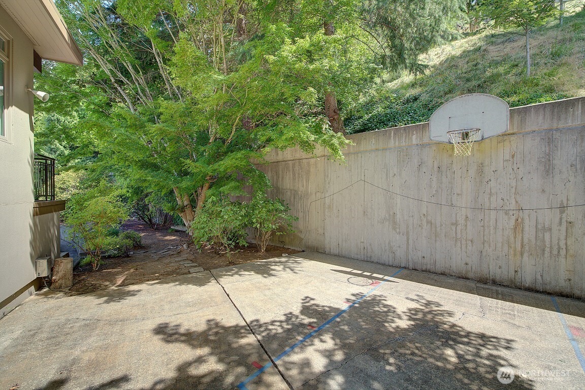 1605 73rd Avenue Property Photo 4