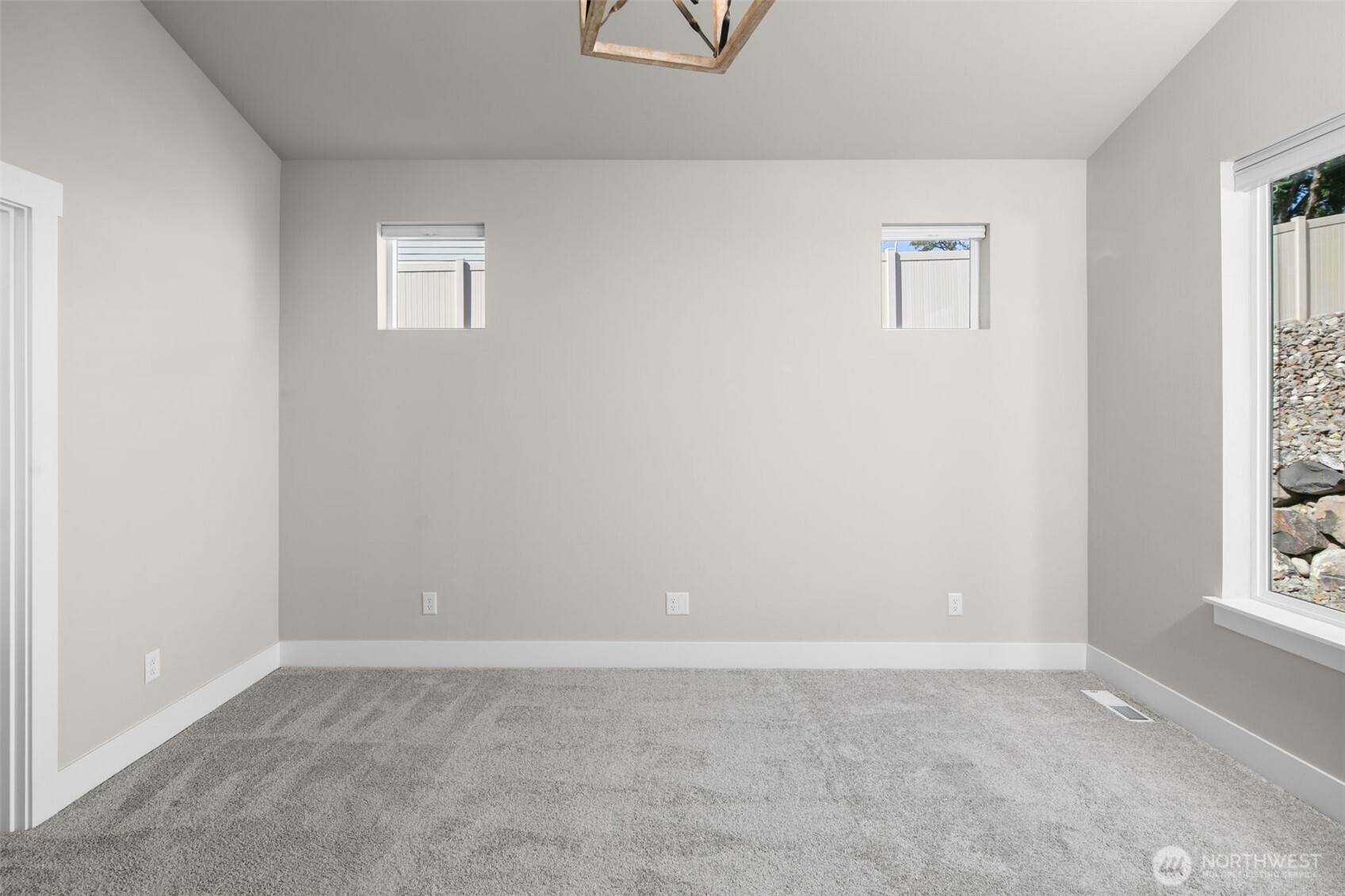 639 S Kent Avenue Property Photo 23