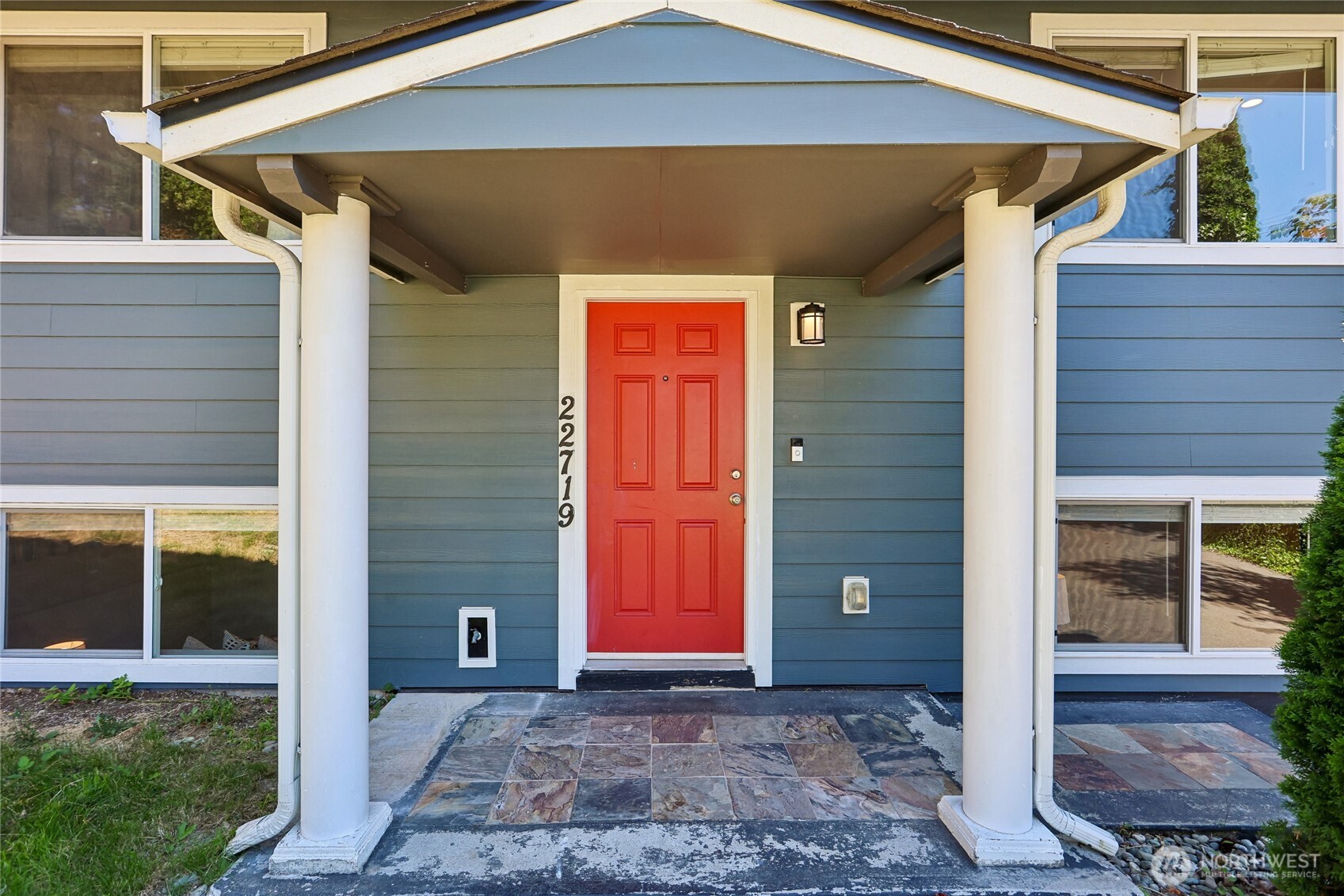 22719 1st Place Property Photo 2