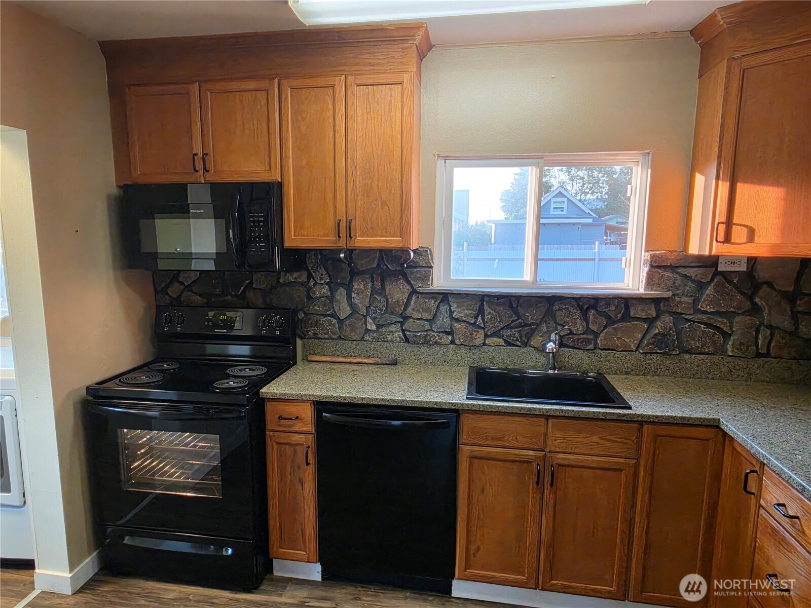 225 14th Street Property Photo 5