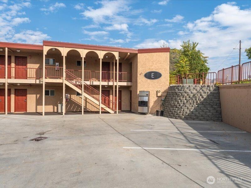 322 W Woodin Avenue 713 Property Photo 6