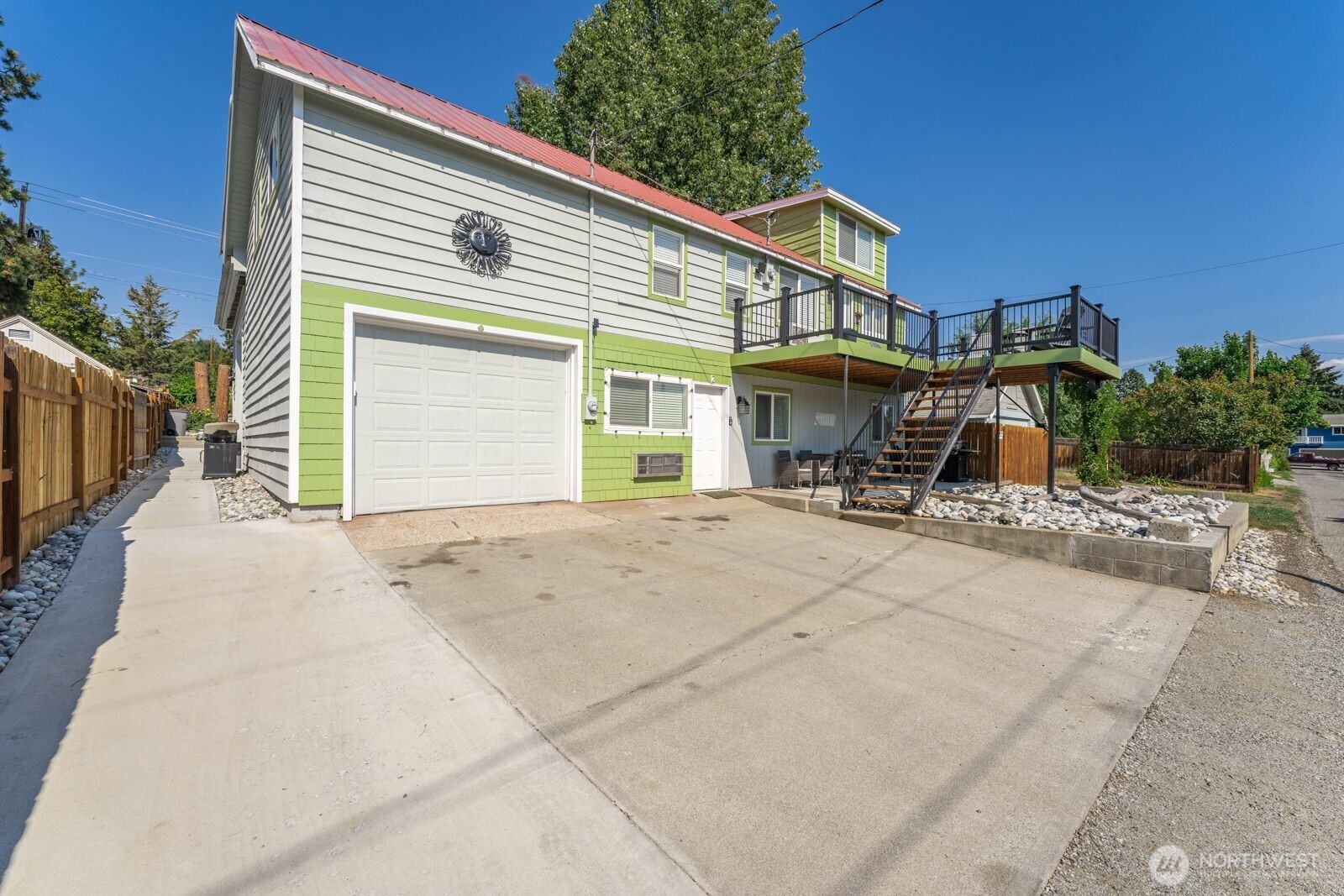 703 Boetzkes Avenue Property Photo 3