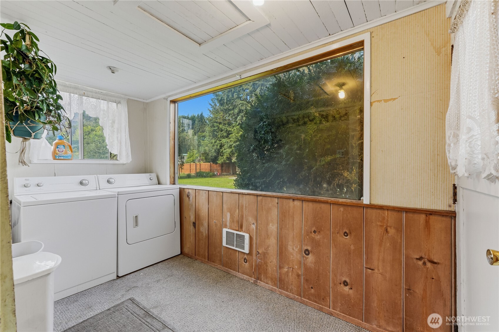 5601 Airport Road Property Photo 23