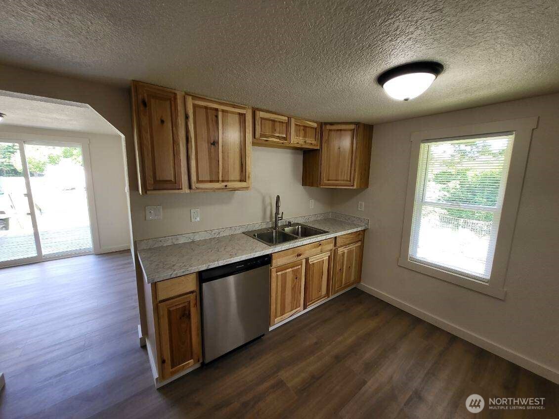 591 Maple Street Property Photo 7
