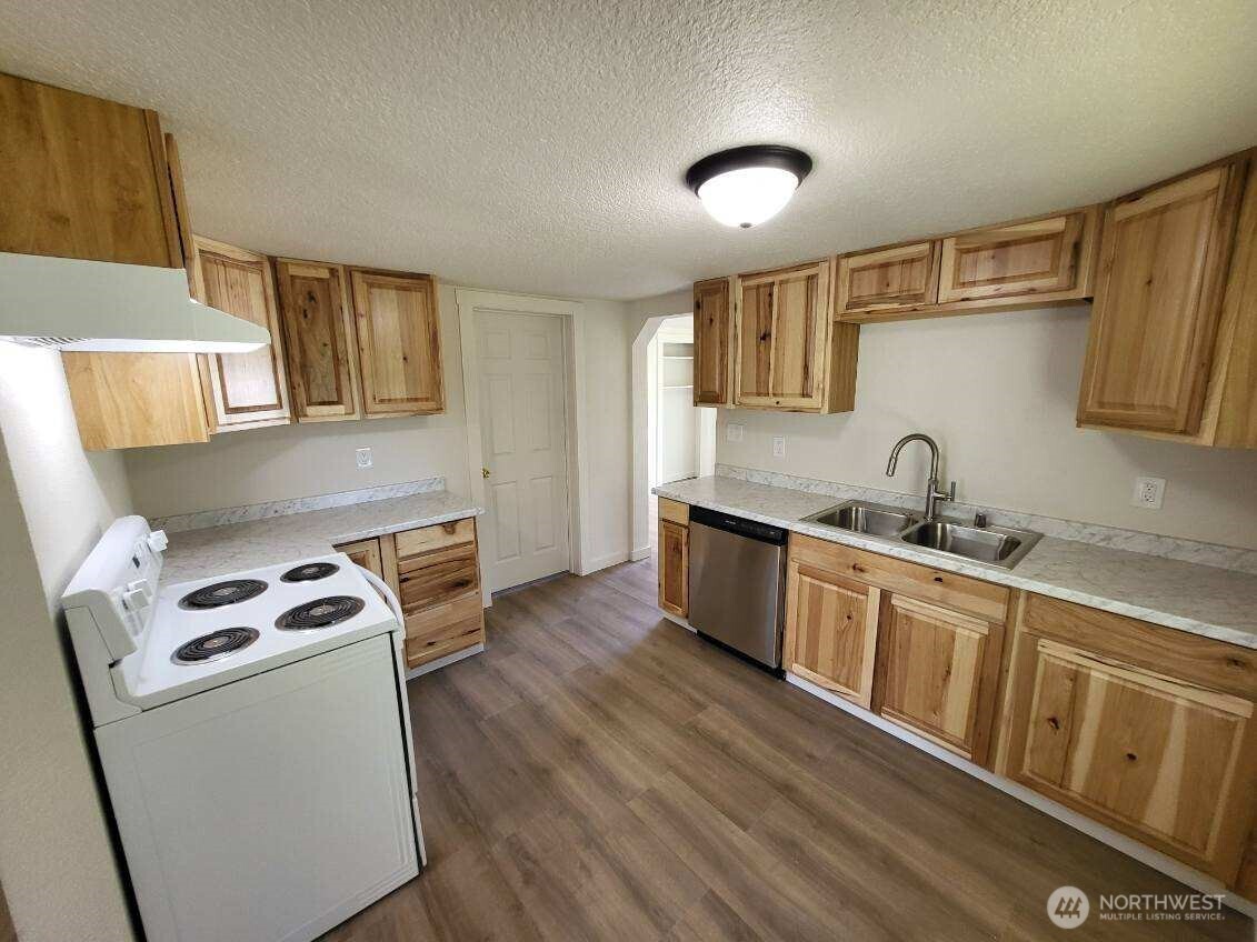 591 Maple Street Property Photo 9