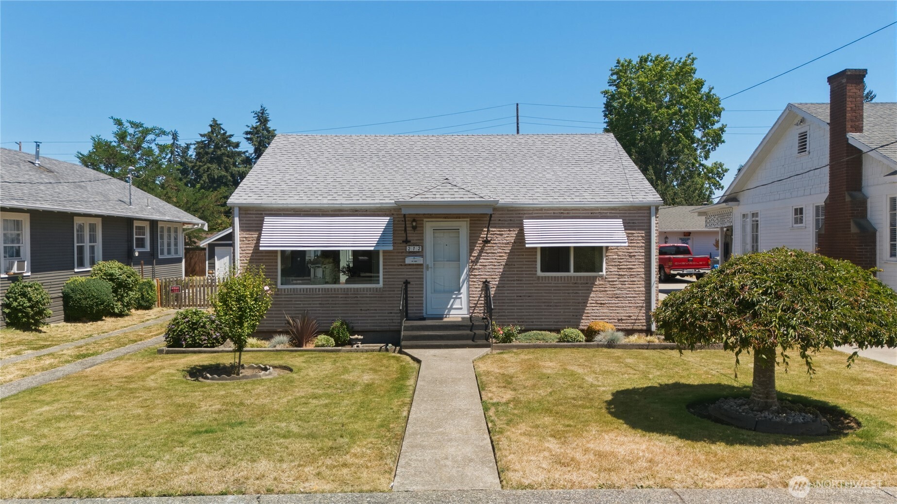 212 L Street Property Photo 1