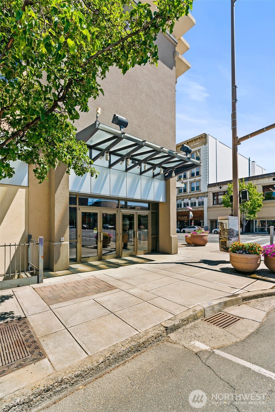 301 E Yakima Avenue Property Photo 10