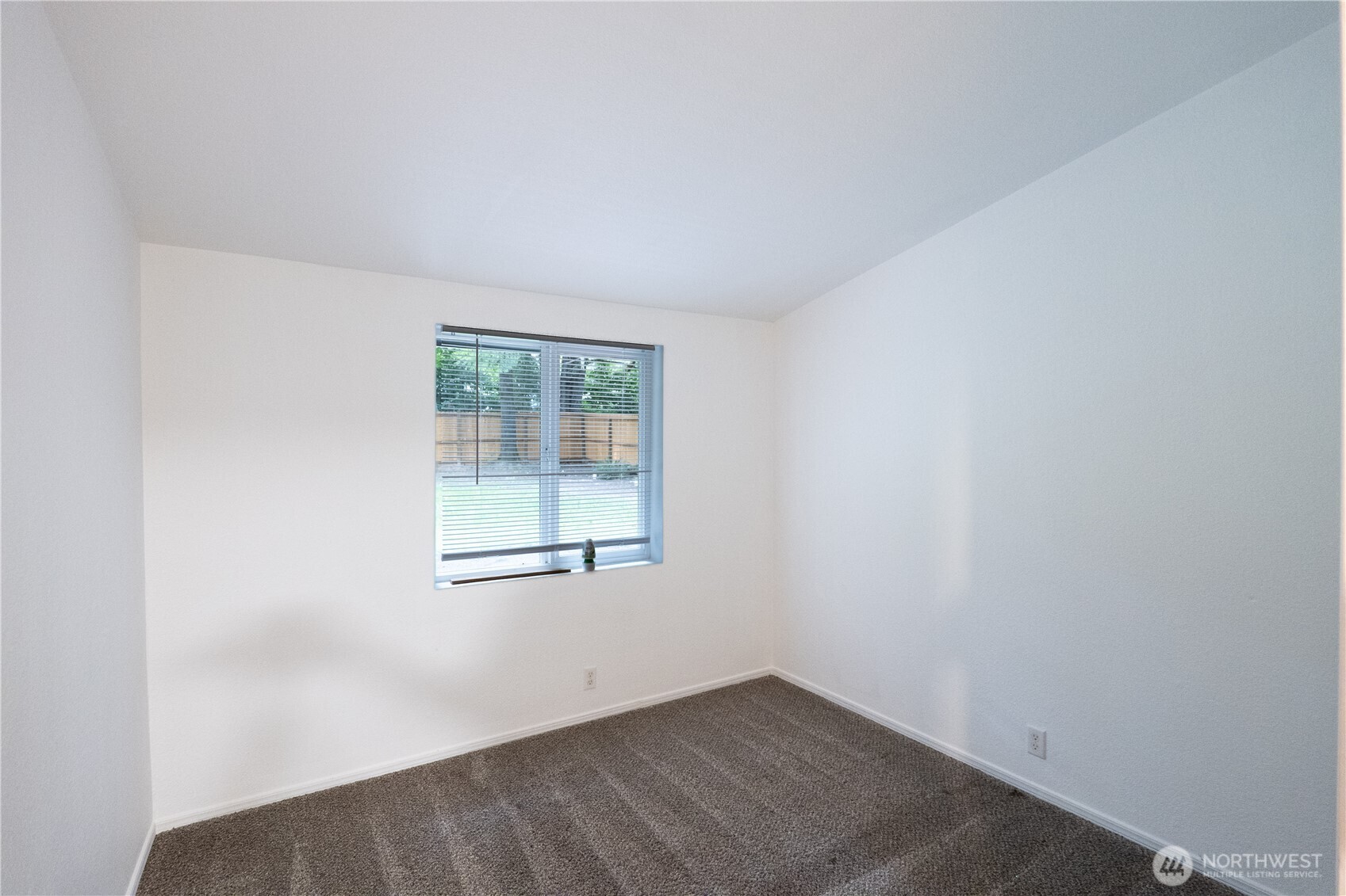 31 E Earll Drive Property Photo 5