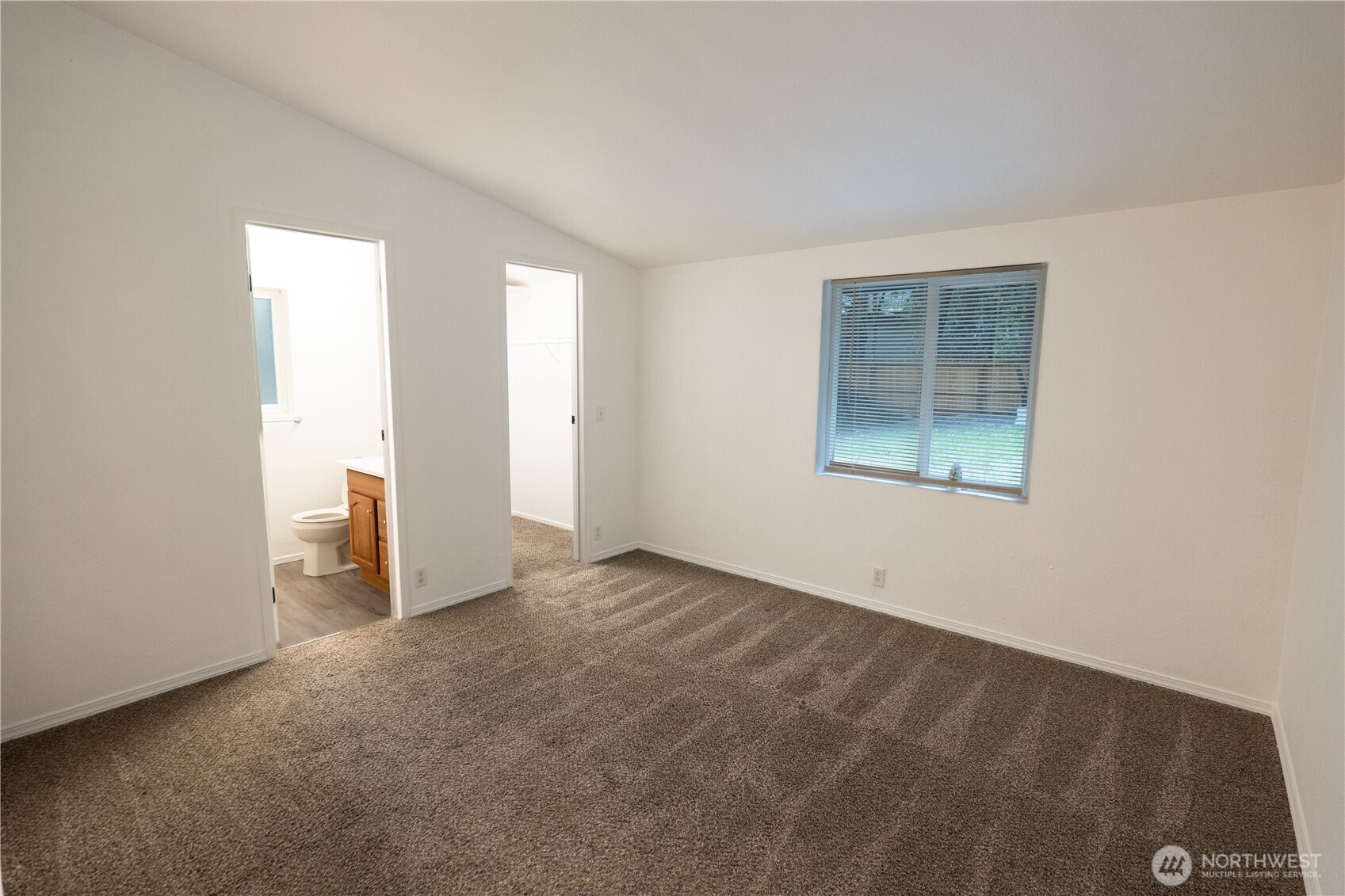31 E Earll Drive Property Photo 7