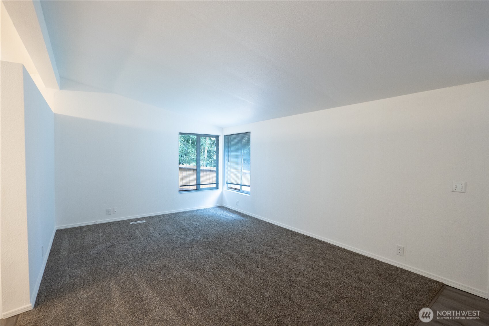 31 E Earll Drive Property Photo 9