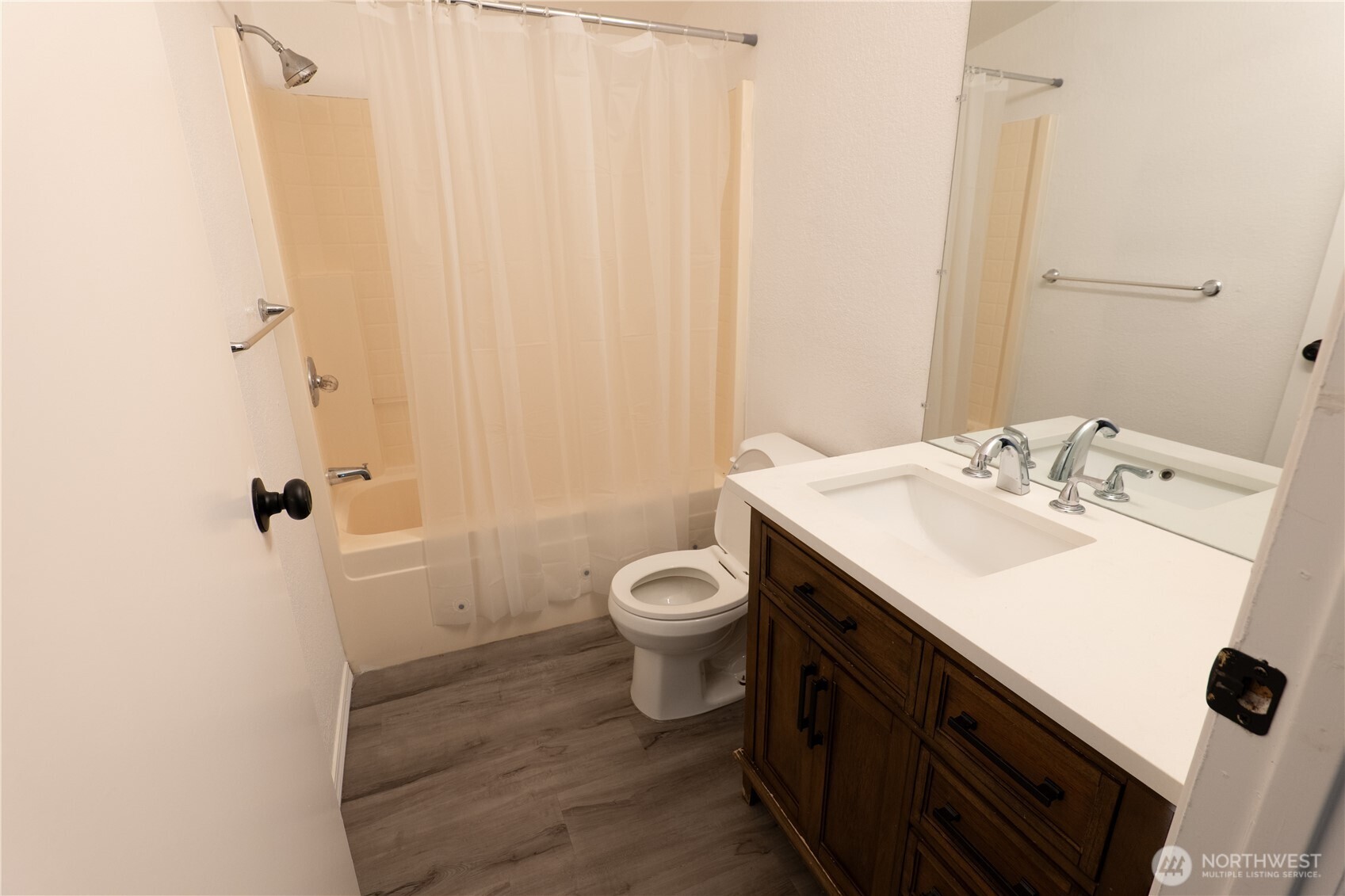 31 E Earll Drive Property Photo 10