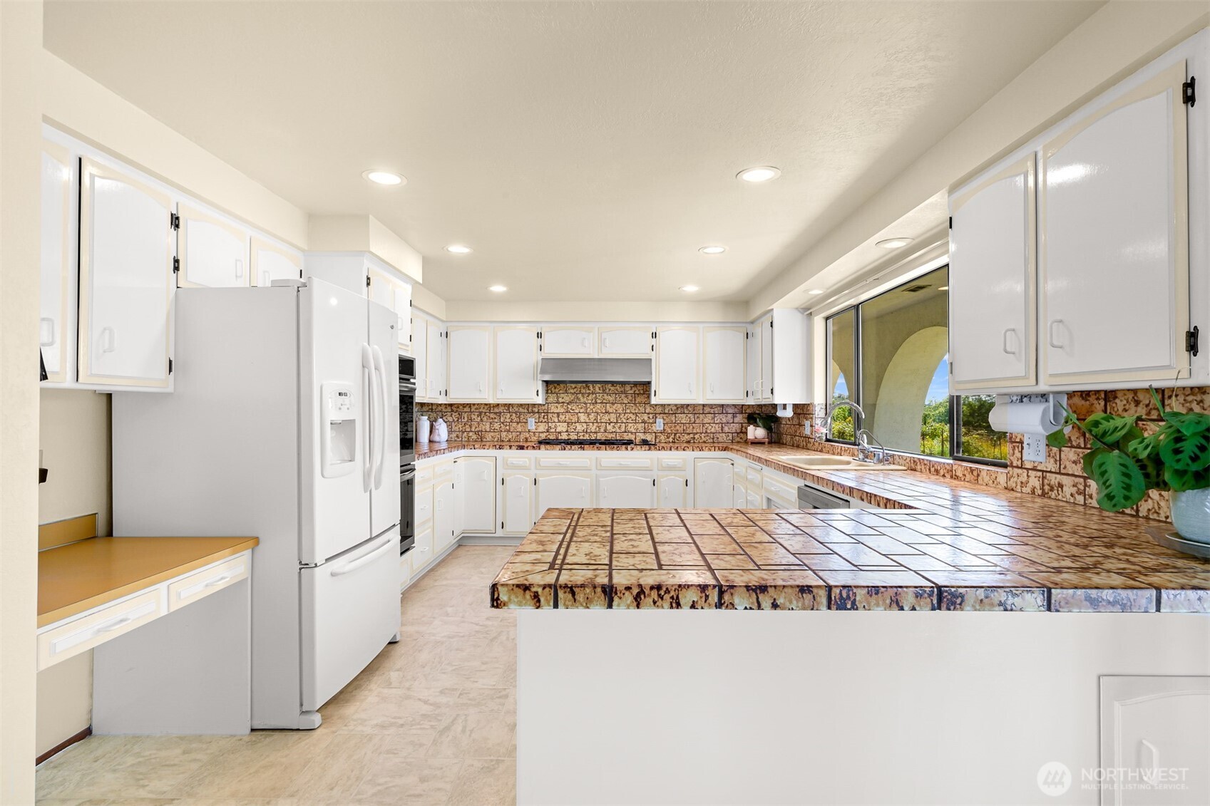 2752 Douglas Road Property Photo 18